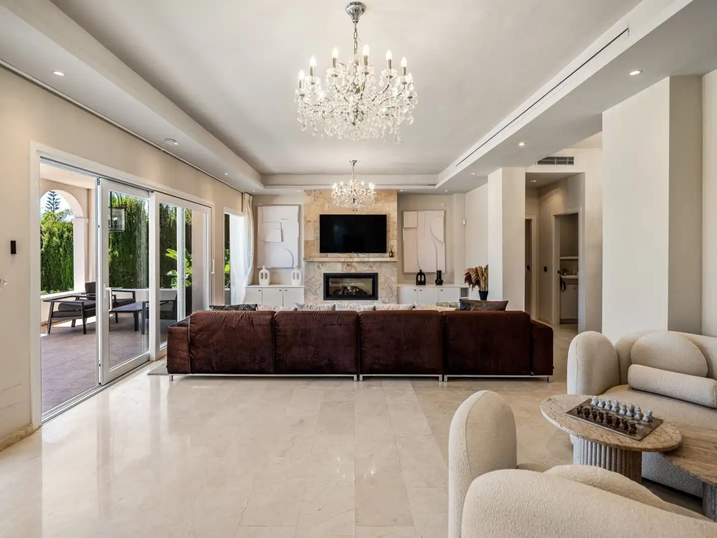 Sala d'estar de Casa o xalet en venda en Marbella amb Aire condicionat, Jardí privat i Terrassa
