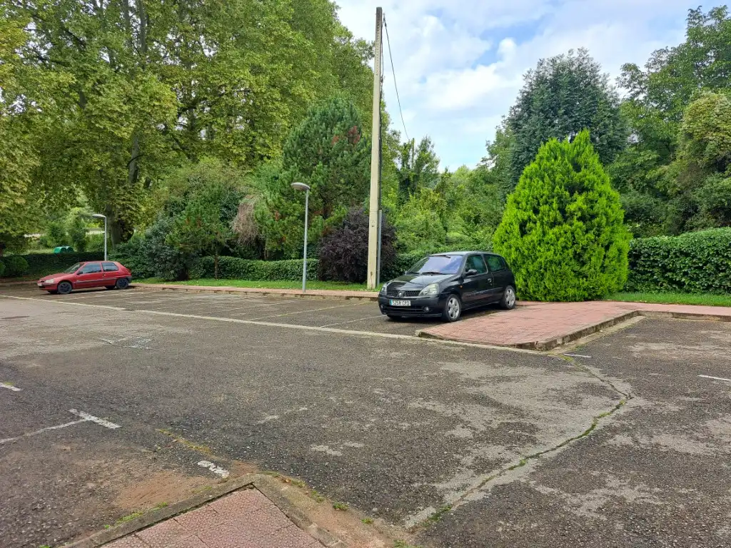 Parkplatz von Maisonette zum Verkauf in Berga mit Heizung, Parkett und Abstellraum