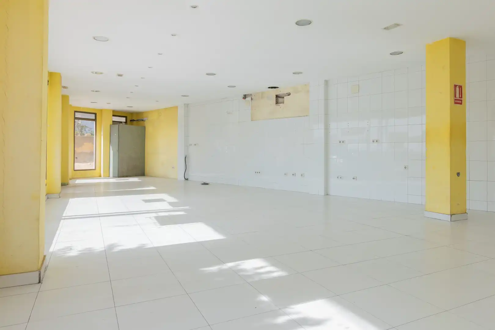 Local comercial en venta en Pueblo - Urbanizaciones, imagen 2