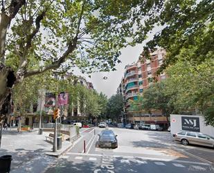 Exterior view of Flat for sale in  Barcelona Capital  with Private garden and Furnished