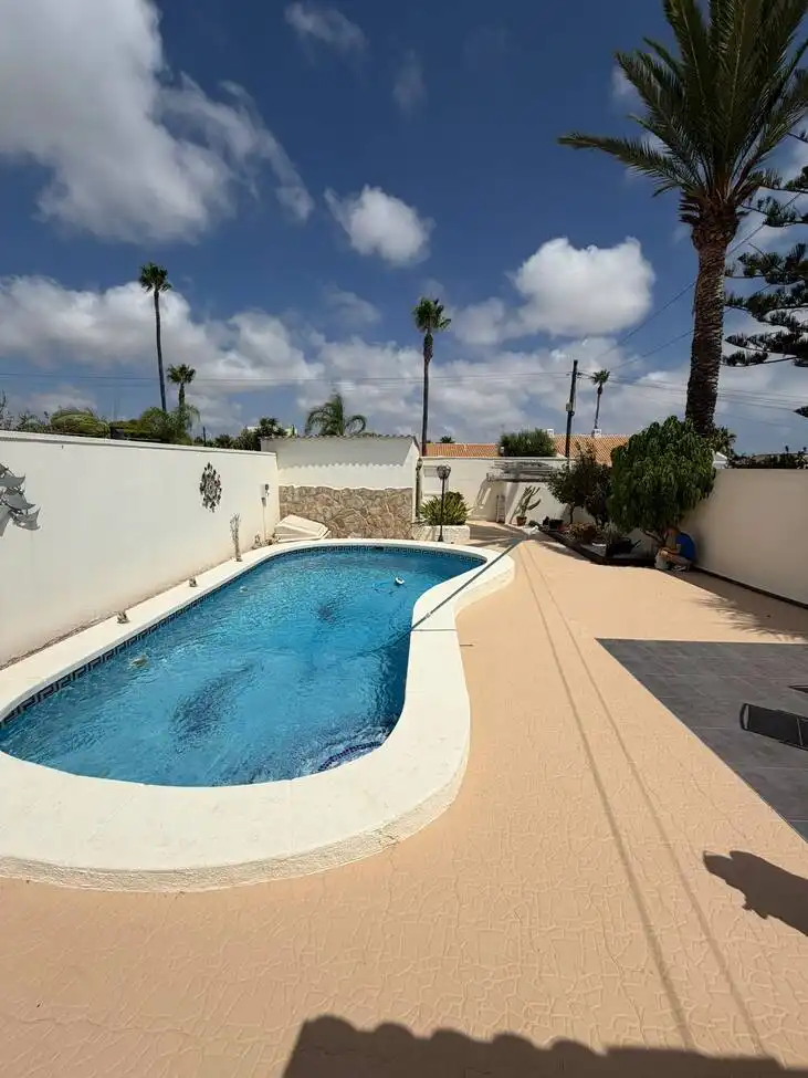 Casa aparellada amb piscina en venda a Orihuela Costa