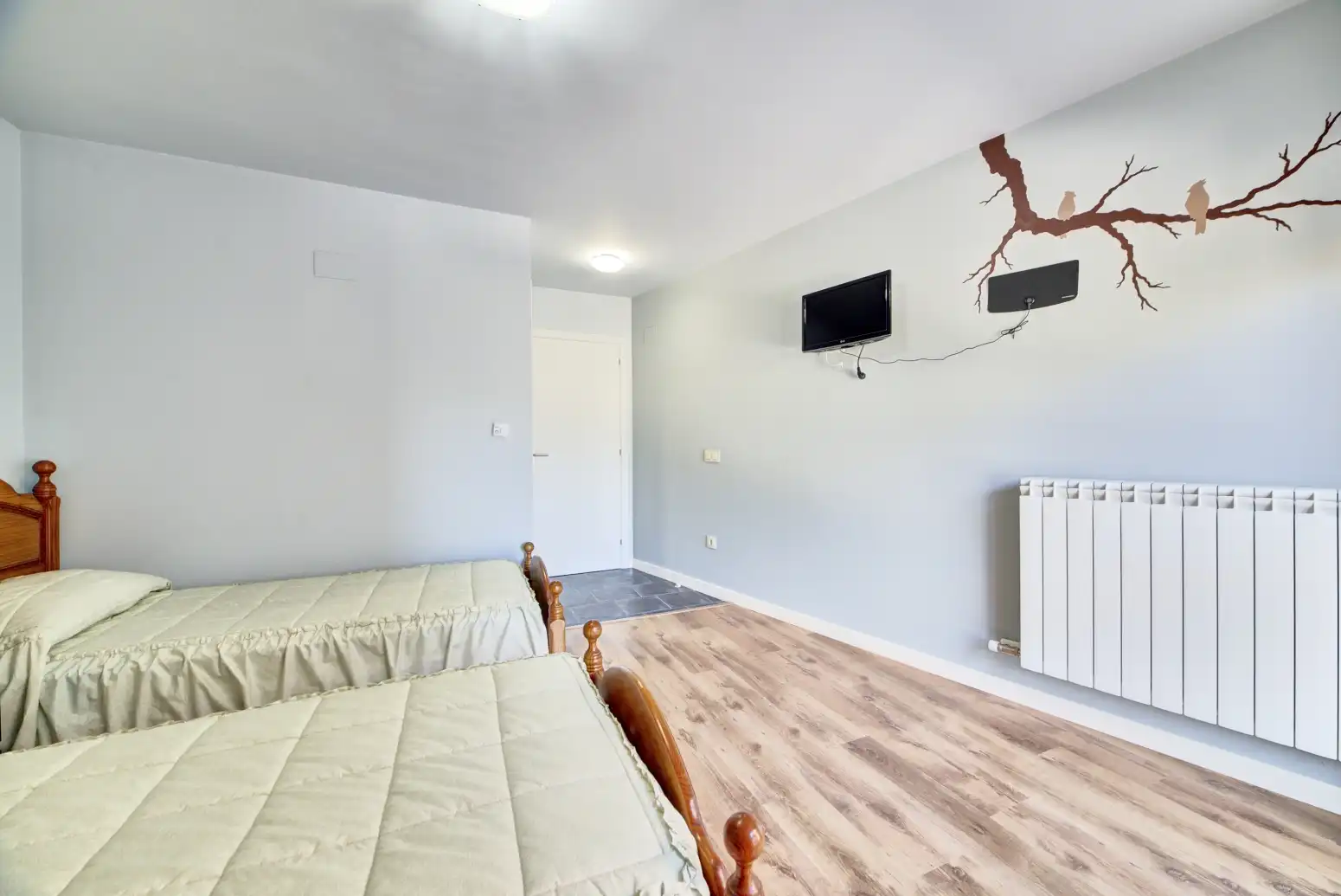 Schlafzimmer von Dachboden zum Verkauf in Undués de Lerda mit Heizung, Parkett und Terrasse