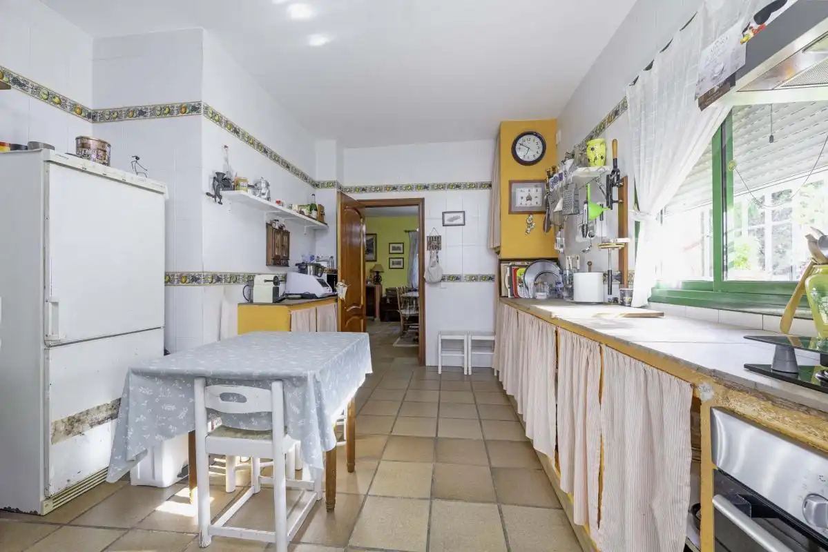 Cuina de Casa o xalet en venda en Bollullos de la Mitación amb Aire condicionat, Calefacció i Jardí privat