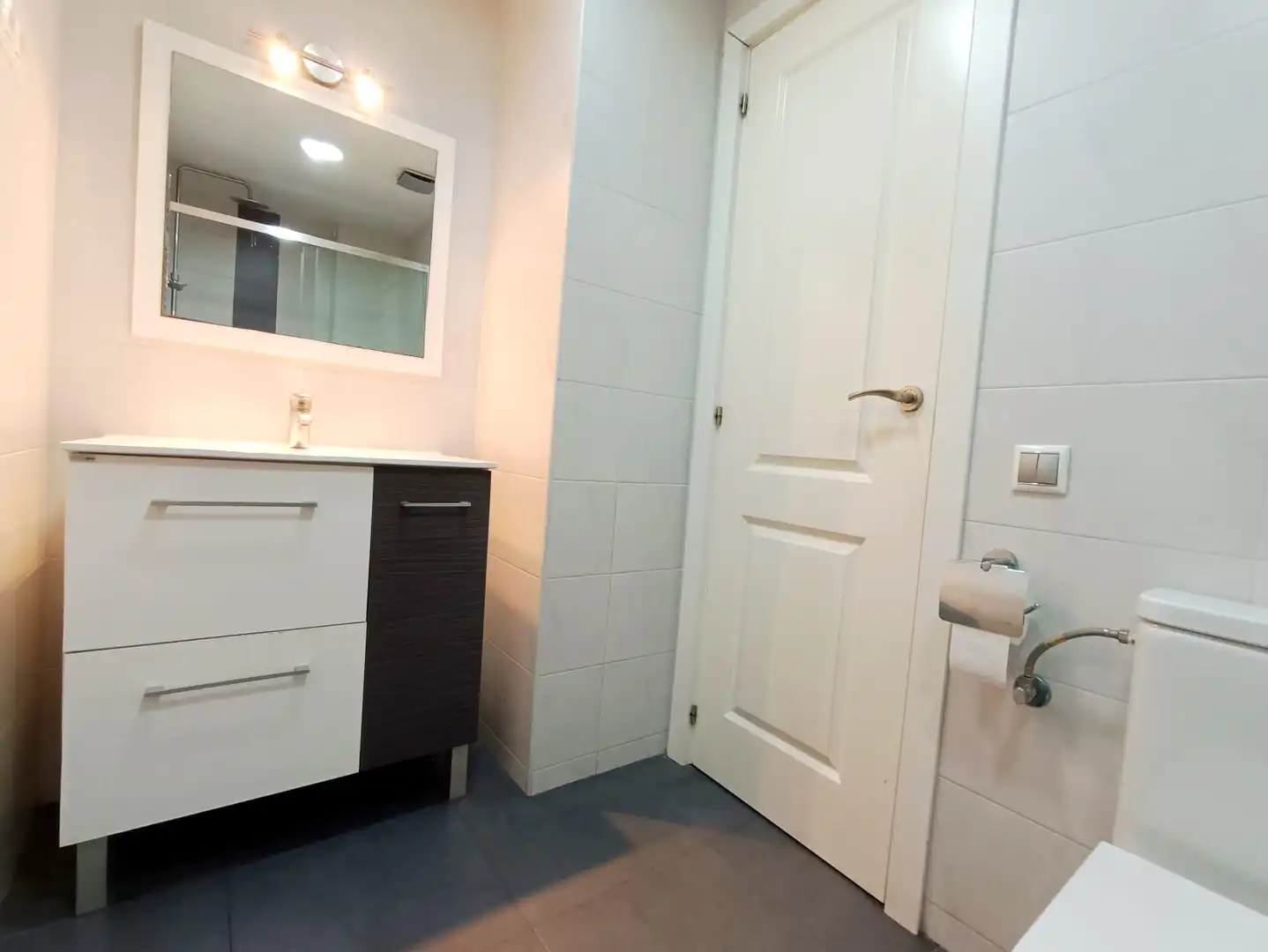 Badezimmer von Erdgeschoss zum Verkauf in Badalona mit Heizung, Parkett und Balkon