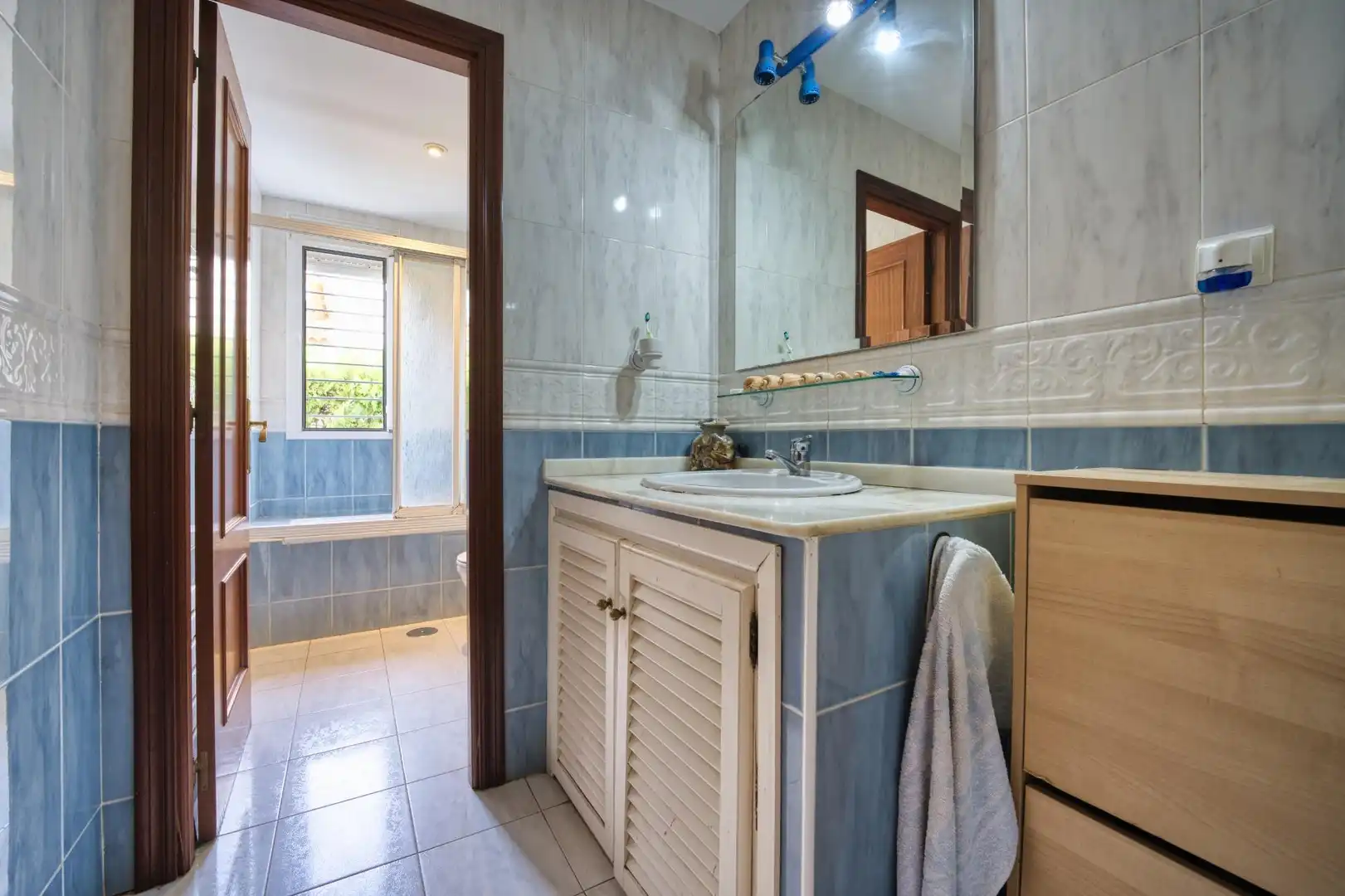 Bany de Casa o xalet en venda en Espartinas amb Jardí privat, Terrassa i Traster