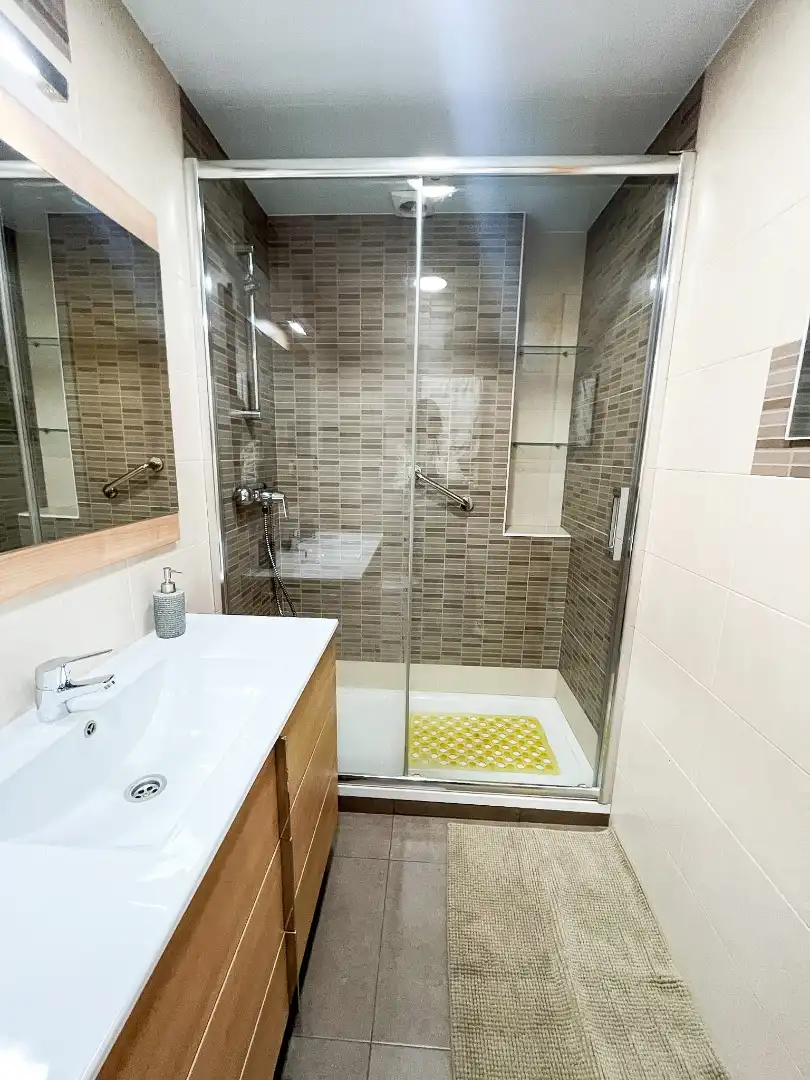 Baño de Piso de alquiler en Cerdanyola del Vallès con Aire acondicionado, Calefacción y Parquet