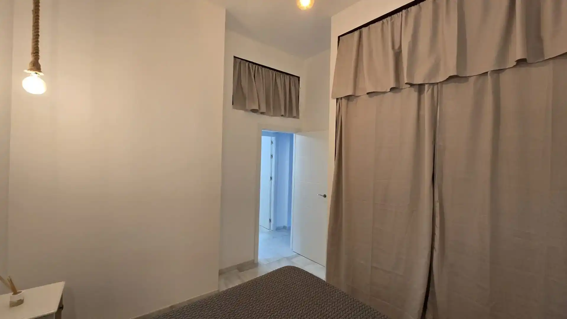Schlafzimmer von Wohnung zur Miete in Sevilla mit Klimaanlage, Privatgarten und Möbliert