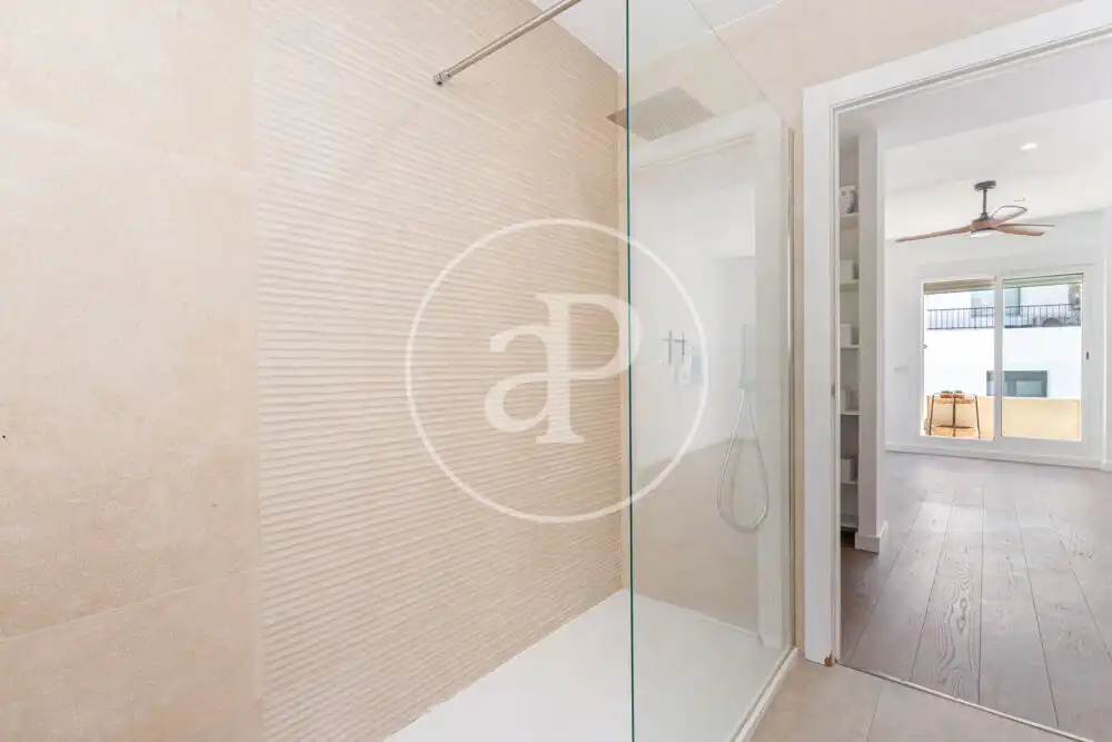 Badezimmer von Wohnung zur Miete in Valencia mit Klimaanlage, Terrasse und Abstellraum