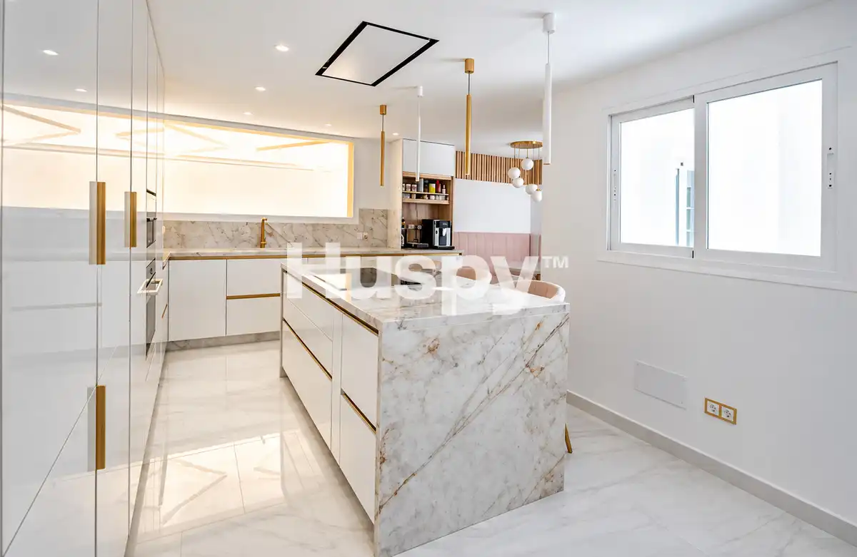 Semi-detached house with terrace for sale in Calle Liverpool, imagen 4