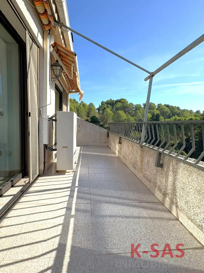 Casa amb piscina en venda a Carrer de les Tres Torres 6, imagen 3