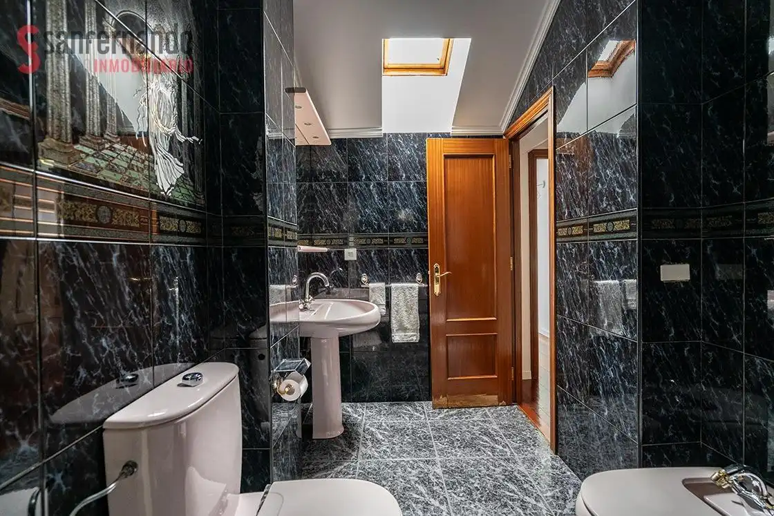 Badezimmer von Maisonette zum Verkauf in Santander mit Heizung und Balkon