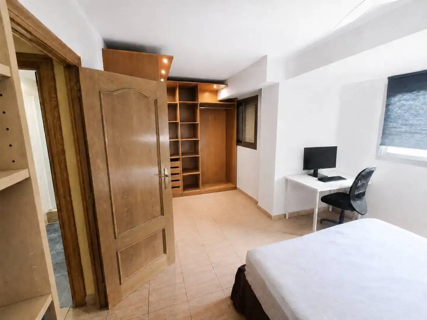 Bedroom of Flat for sale in  Valencia Capital  with Air Conditioner and Balcony