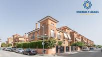 Vista exterior de Casa adosada en venda en Vegas del Genil amb Aire condicionat, Terrassa i Piscina