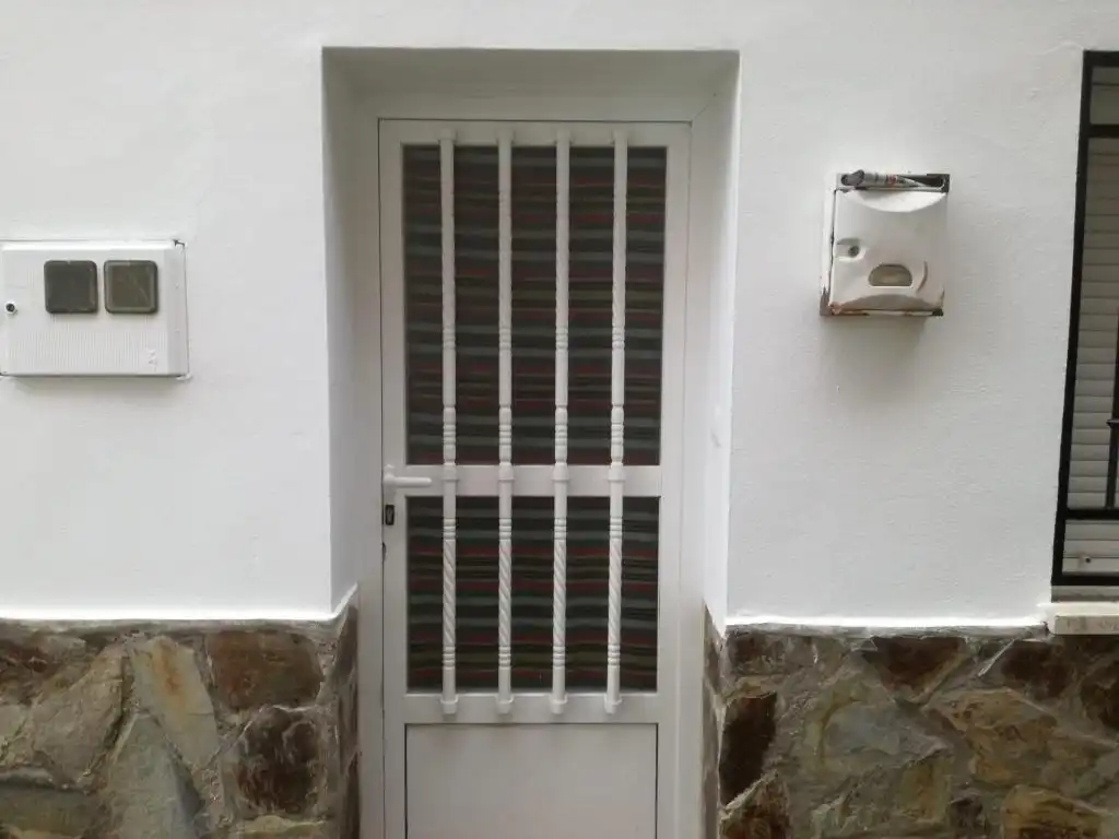 Vista exterior de Local en venta en Valdeobispo