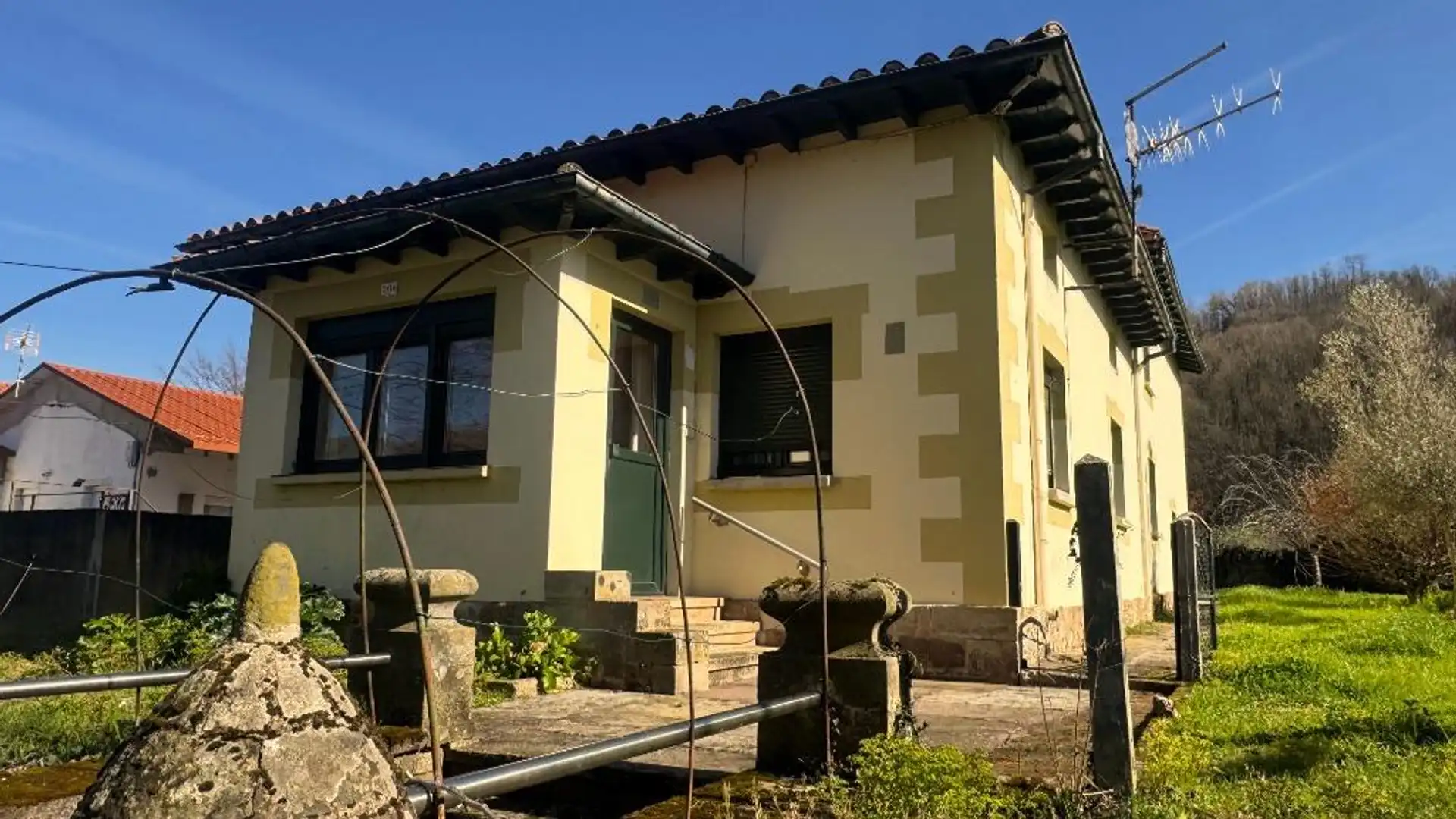 Exterior view of Houses for sale in Arenas de Iguña  with Private garden and Storage room