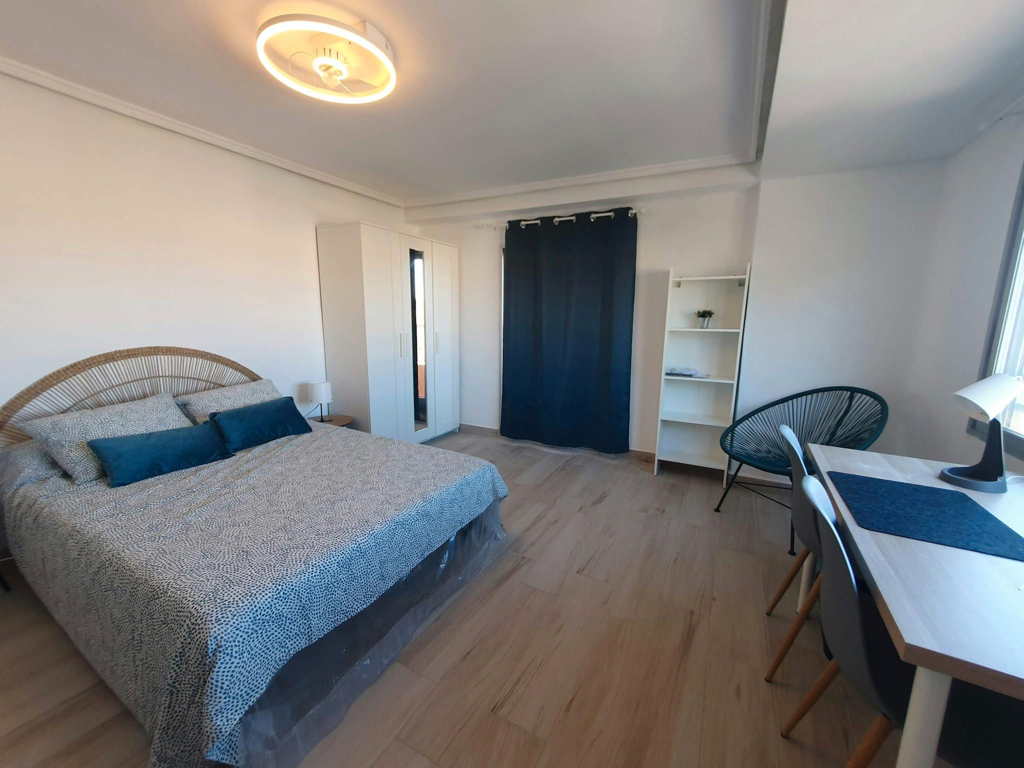 Bedroom of Flat to share in  Valencia Capital  with Washing machine and TV