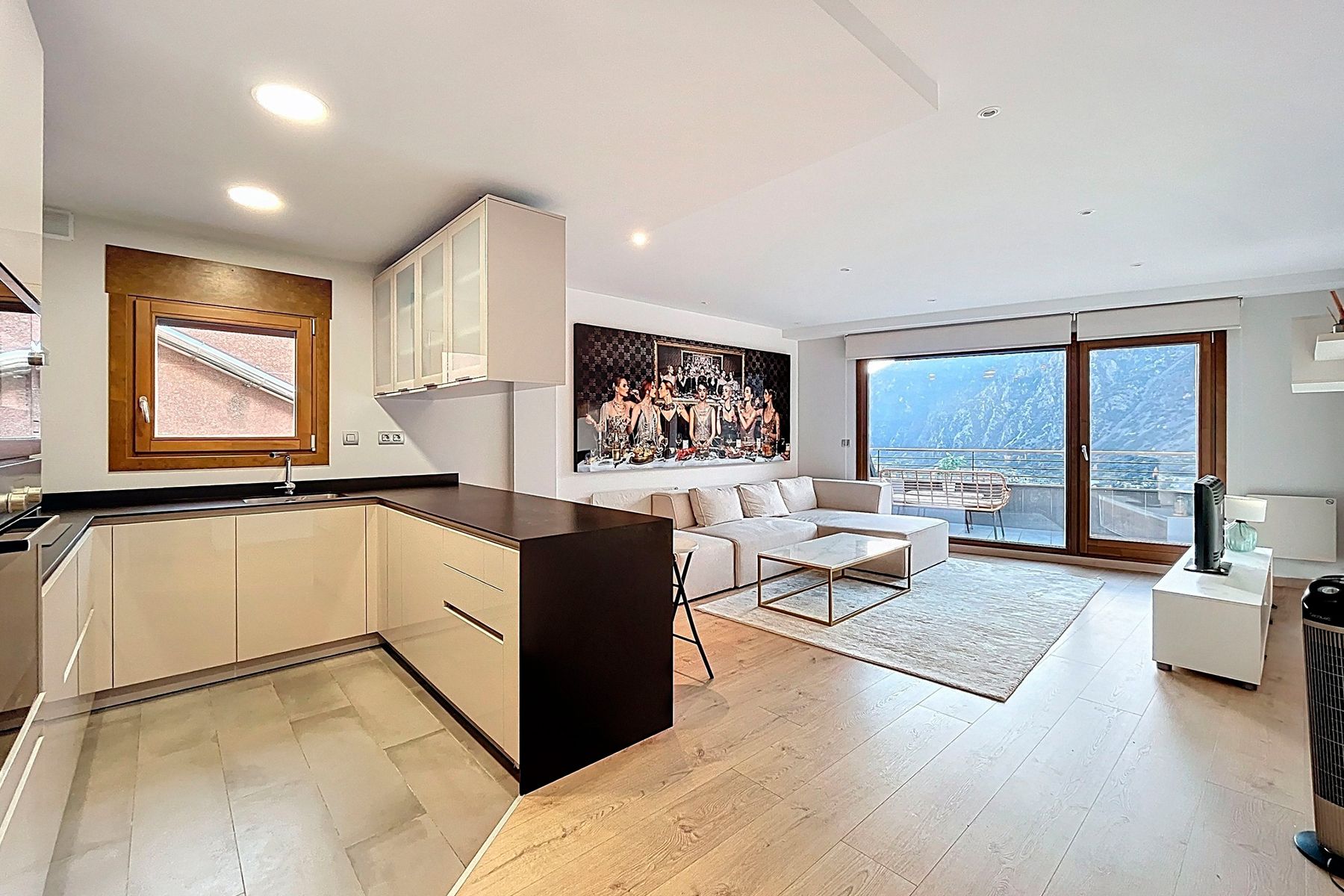 Sala d'estar de Apartament en venda en Escaldes – Engordany amb Aire condicionat, Terrassa i Traster