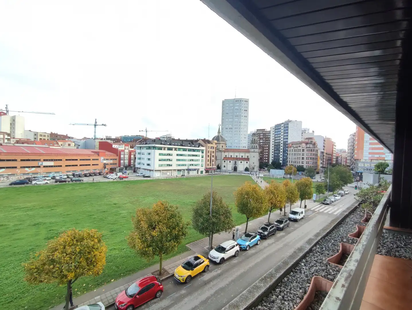 Vista exterior de Piso de alquiler en Gijón  con Calefacción, Parquet y Amueblado