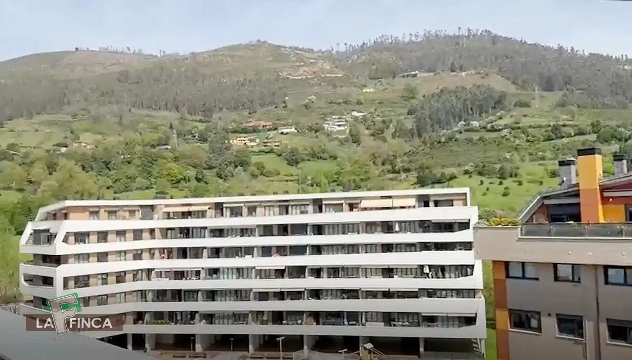 Vista exterior de Àtic en venda en Oviedo  amb Calefacció, Parquet i Terrassa