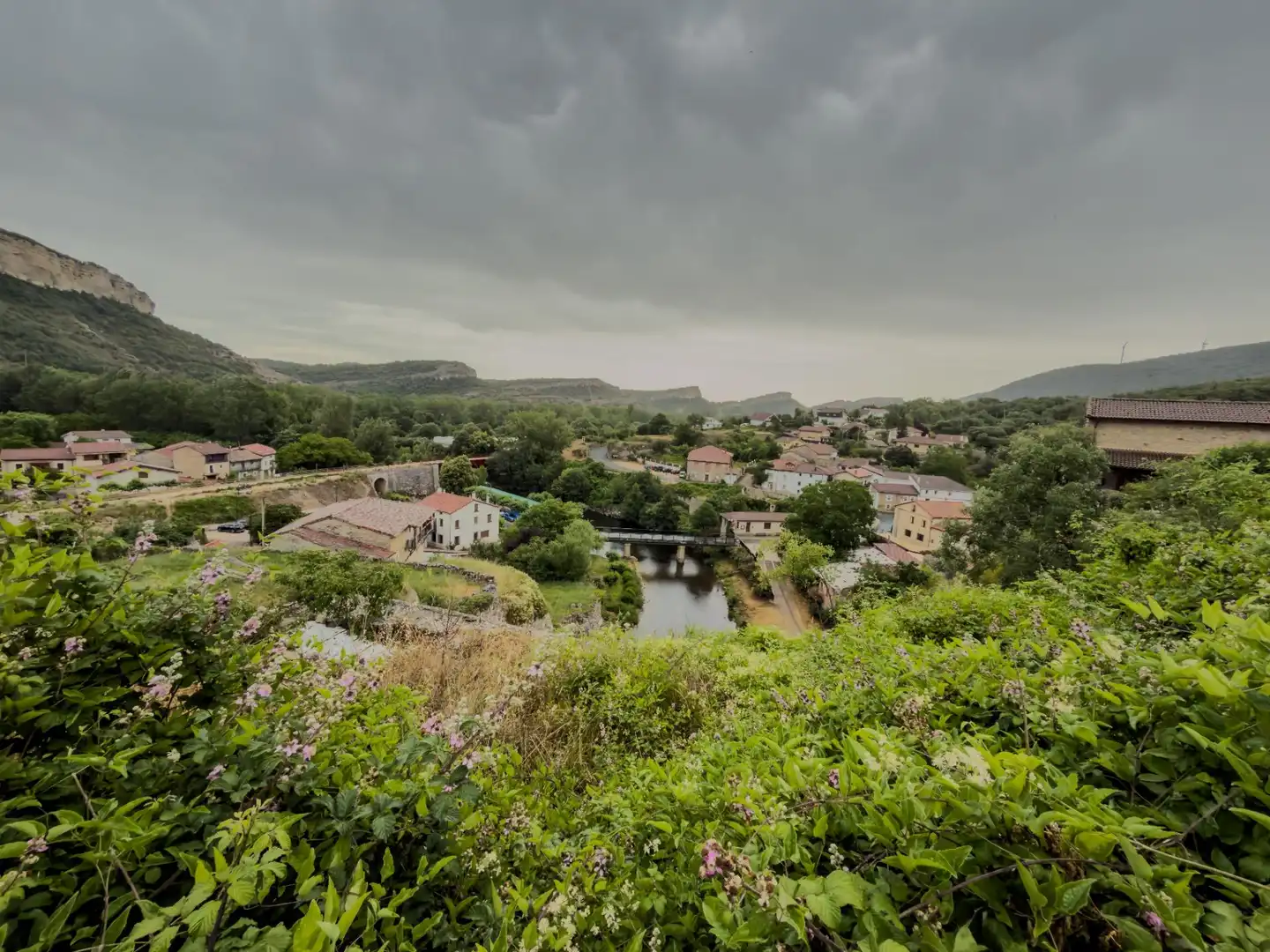 Vista exterior de Casa adosada en venta en Merindad de Valdeporres con Calefacción