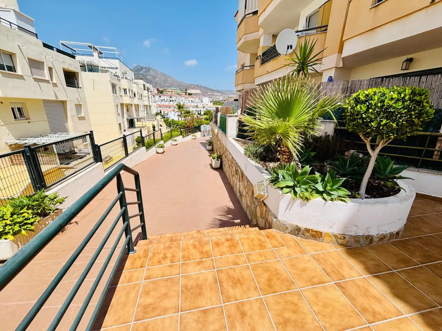 Vista exterior de Àtic en venda en Benalmádena amb Aire condicionat, Jardí privat i Terrassa