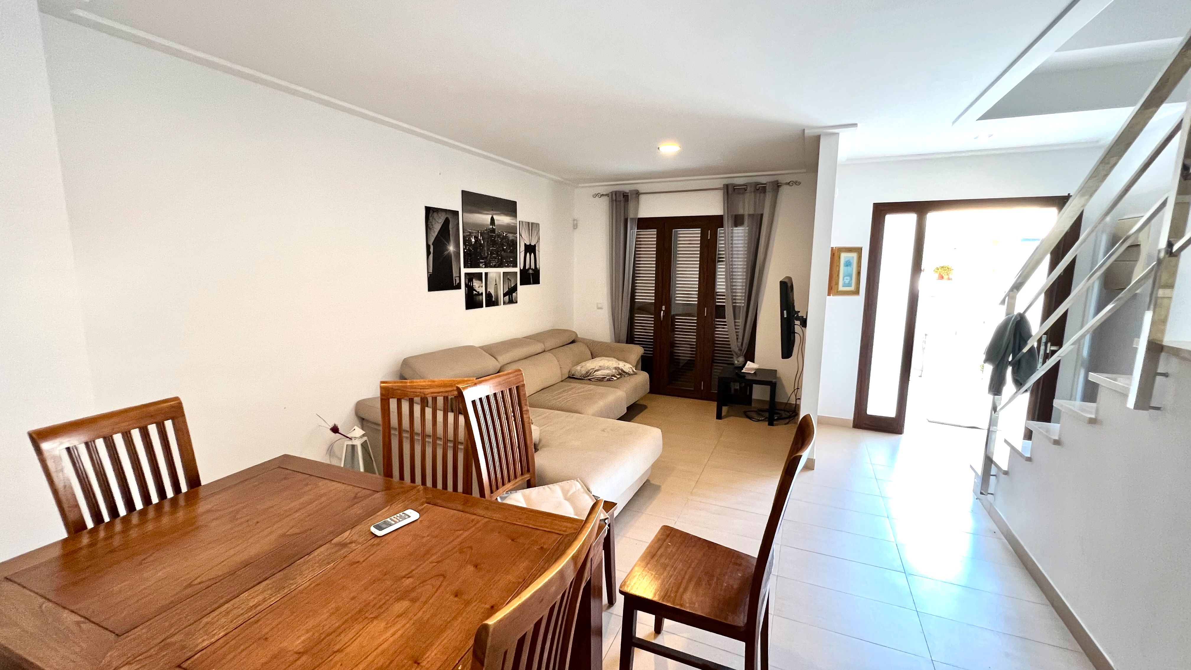 Sala d'estar de Casa adosada en venda en Alcúdia amb Aire condicionat, Terrassa i Moblat
