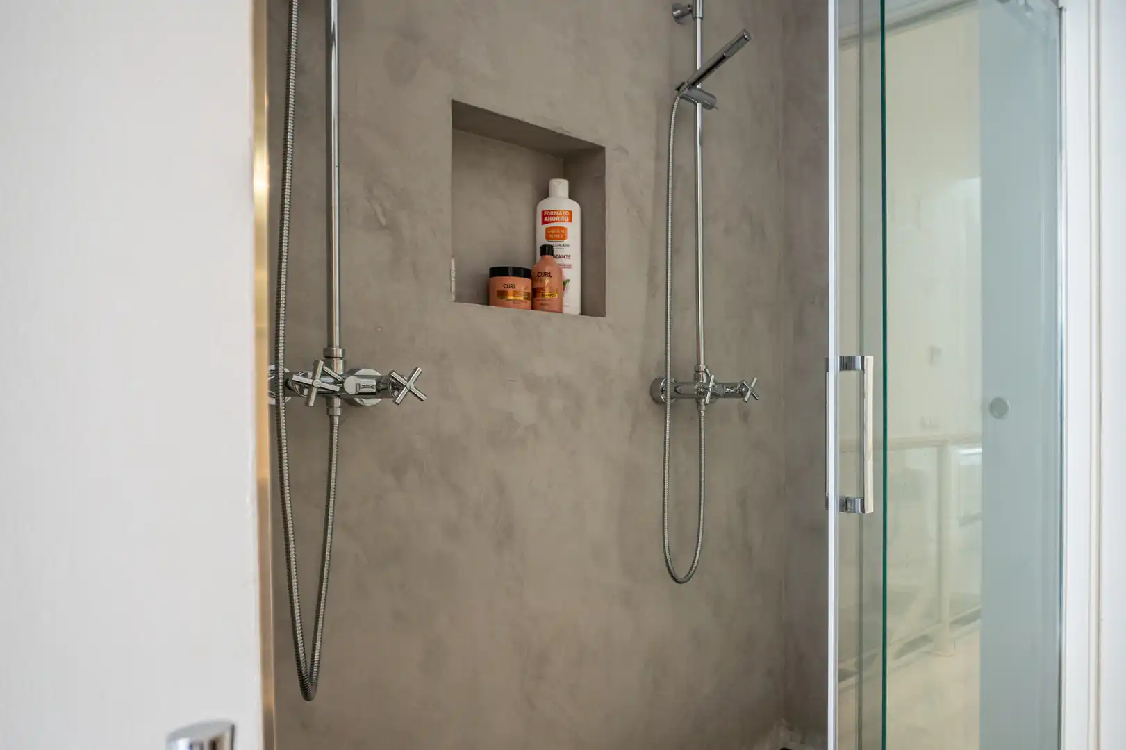 Badezimmer von Einfamilien-Reihenhaus zum Verkauf in Sitges mit Klimaanlage, Heizung und Parkett