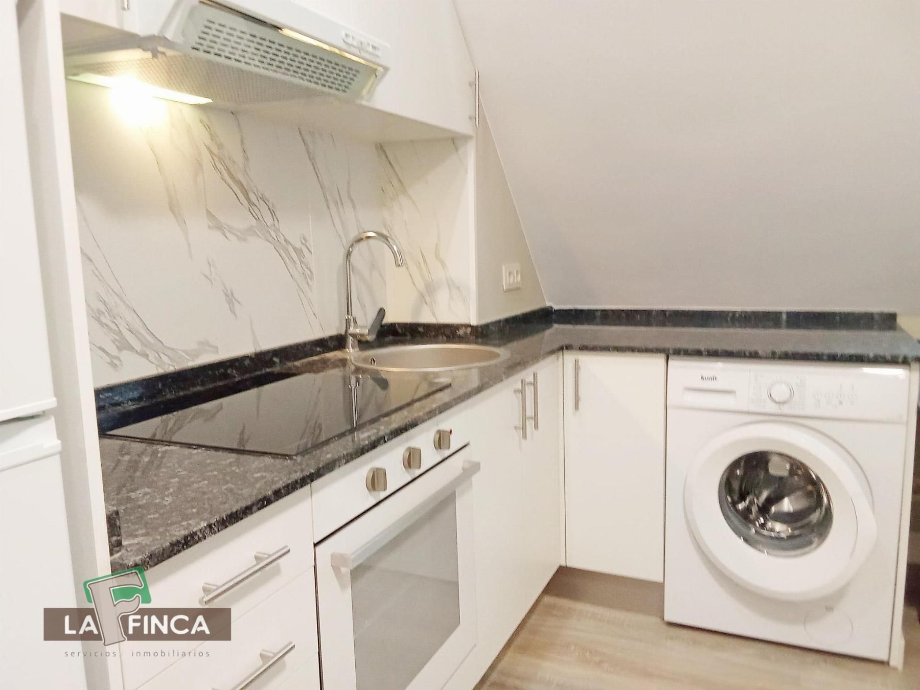 Cuina de Apartament de lloguer en Oviedo  amb Calefacció