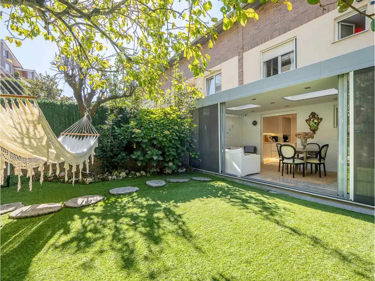 Casa con piscina en venta en Calle Arturo Campión 40, imagen 3