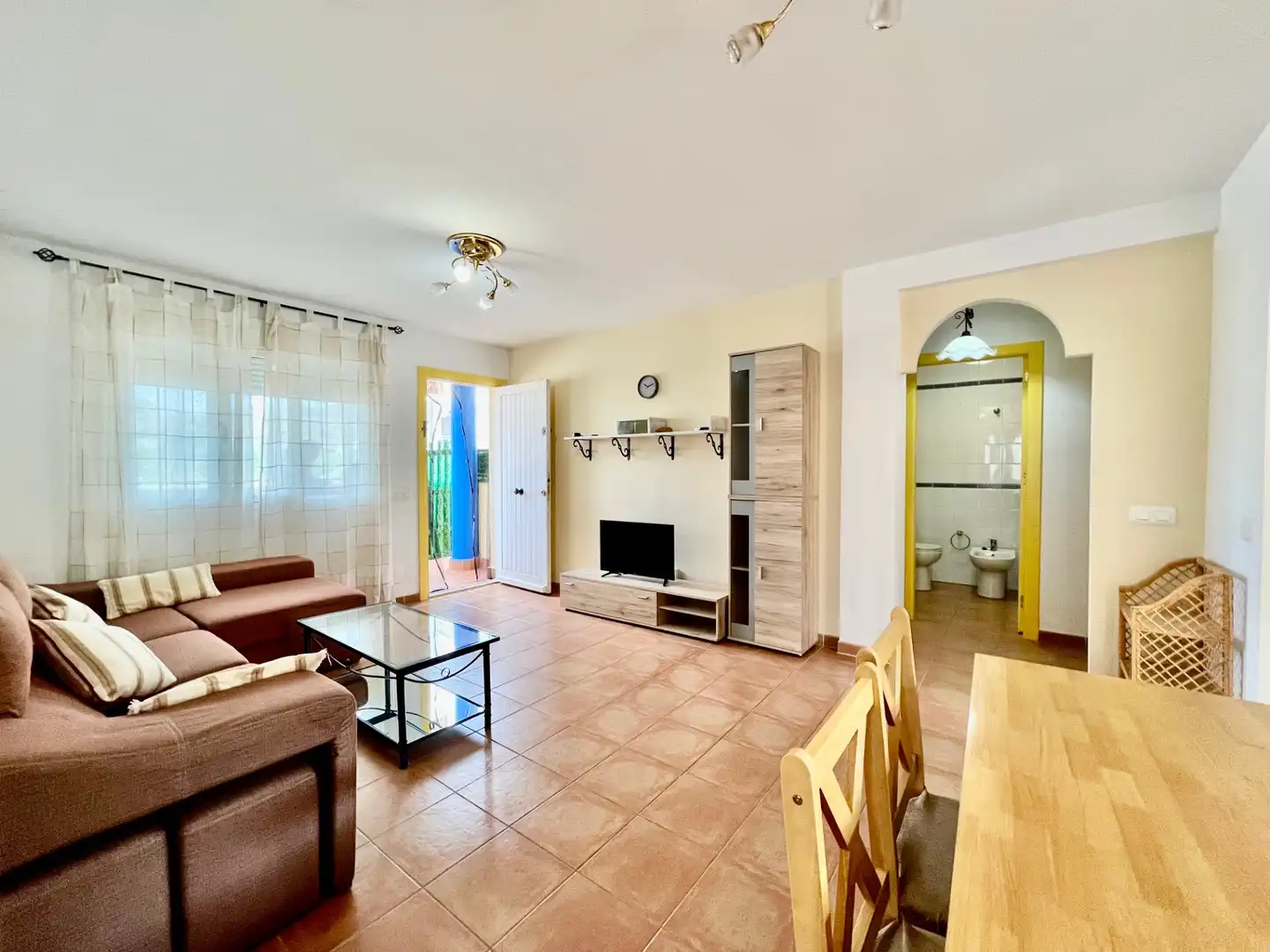 Sala d'estar de Apartament de lloguer en Garrucha amb Moblat i Piscina comunitària