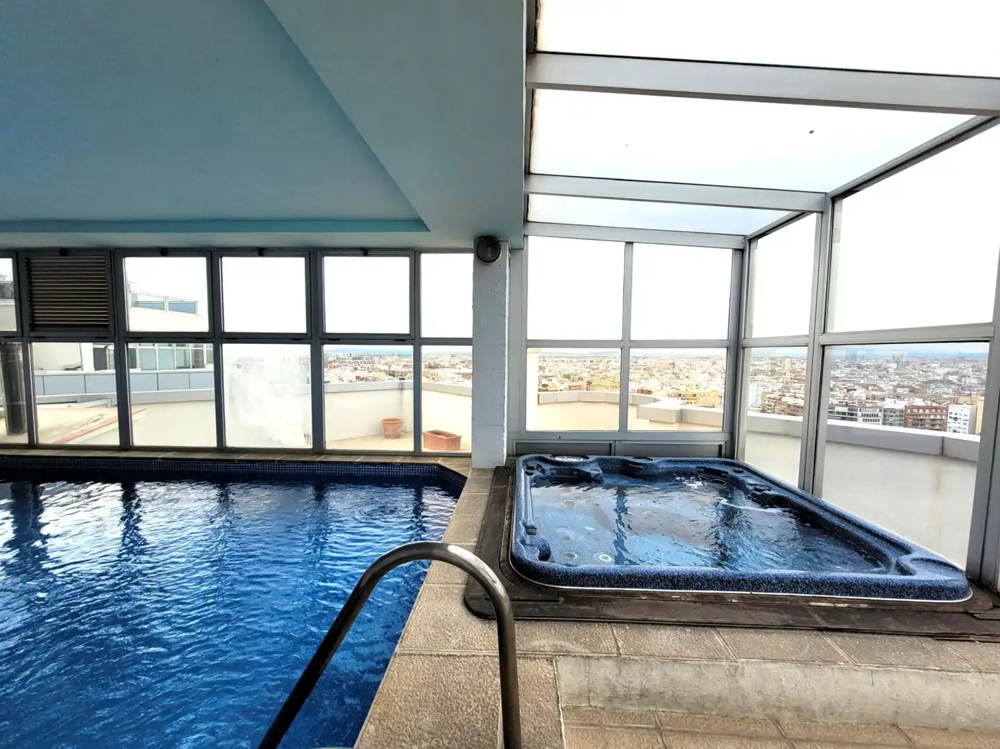 Piscina de Pis en venda en Valencia amb Calefacció, Parquet i Jacuzzi