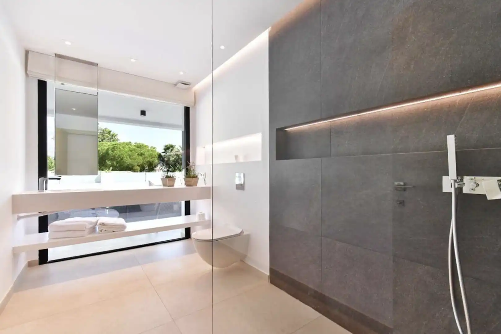 Bany de Casa o xalet de lloguer en Marbella amb Aire condicionat, Jardí privat i Piscina