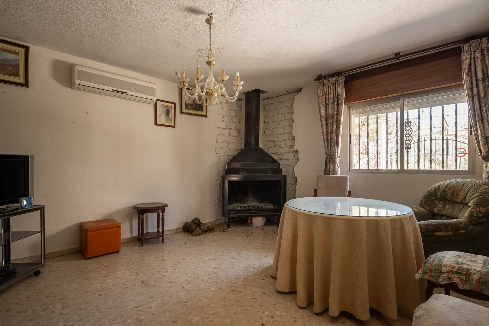 Wohnzimmer von Einfamilien-Reihenhaus zum Verkauf in Granada mit Klimaanlage, Privatgarten und Terrasse