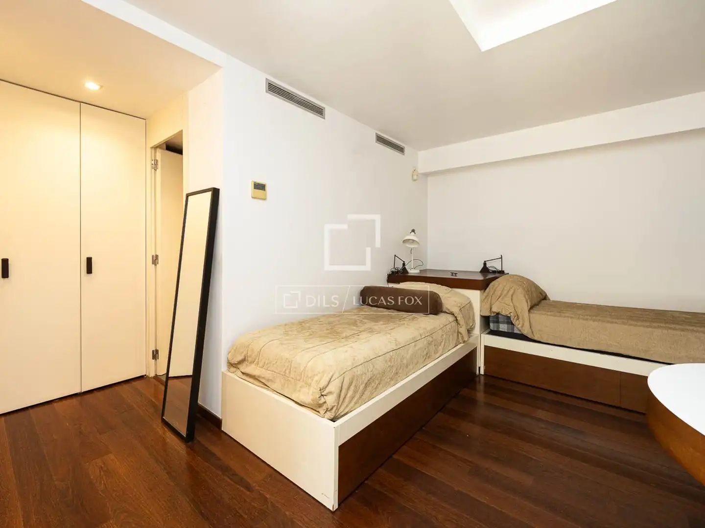Dormitori de Casa o xalet en venda en Barcelona amb Aire condicionat, Calefacció i Jardí privat