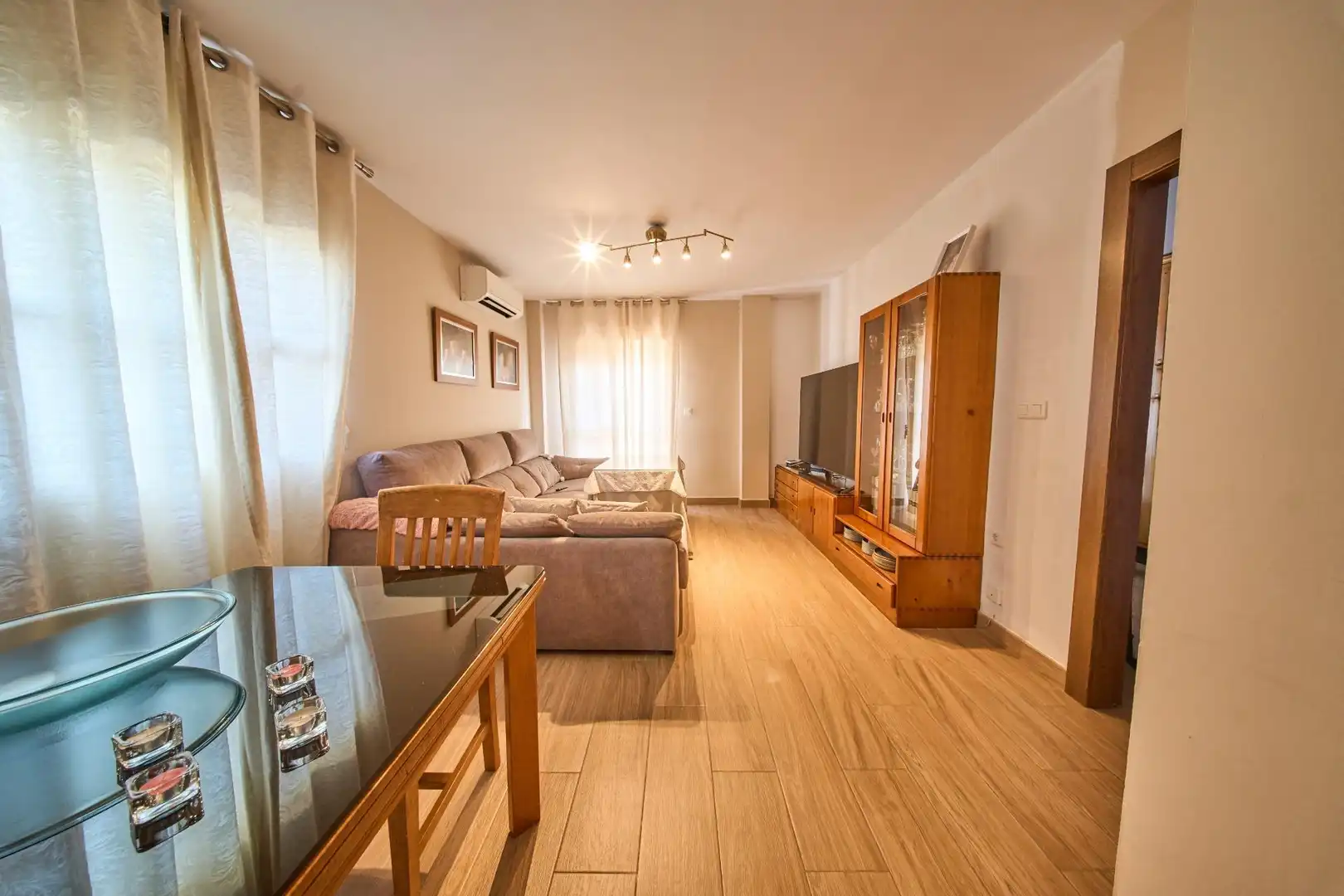 Wohnzimmer von Einfamilien-Reihenhaus zum Verkauf in Jun