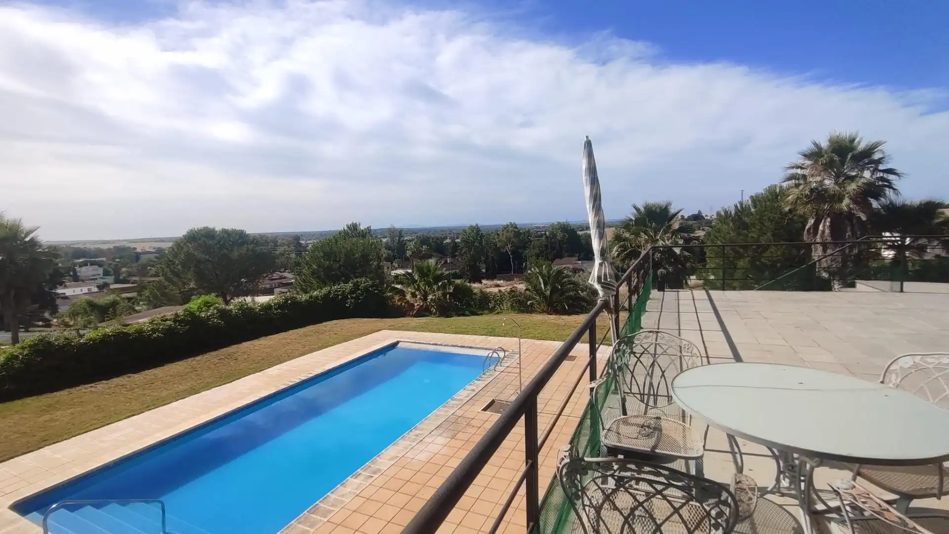 Piscina de Casa o xalet en venda en Badajoz amb Aire condicionat, Calefacció i Jardí privat