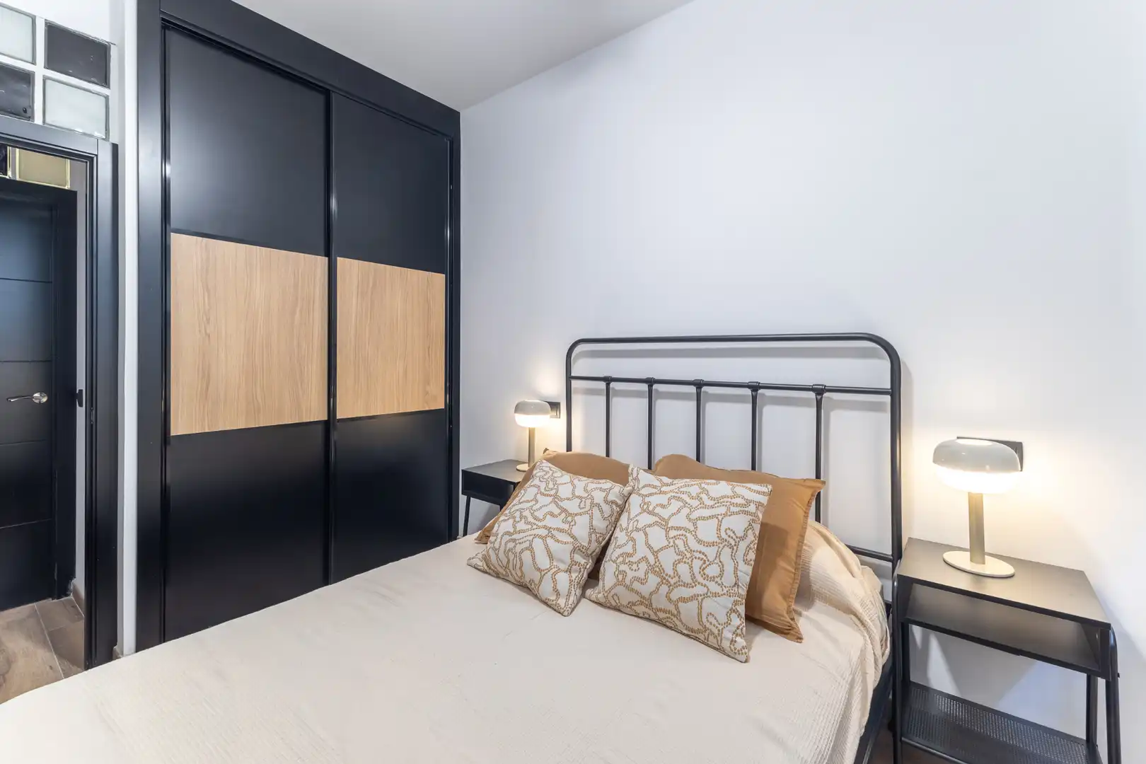 Dormitori de Apartament de lloguer en Madrid amb Aire condicionat, Calefacció i Moblat
