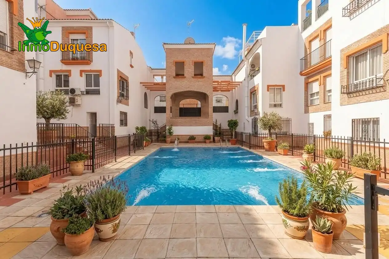 Piscina de Casa adosada en venta en Granada con Aire acondicionado, Calefacción y Jardín privado