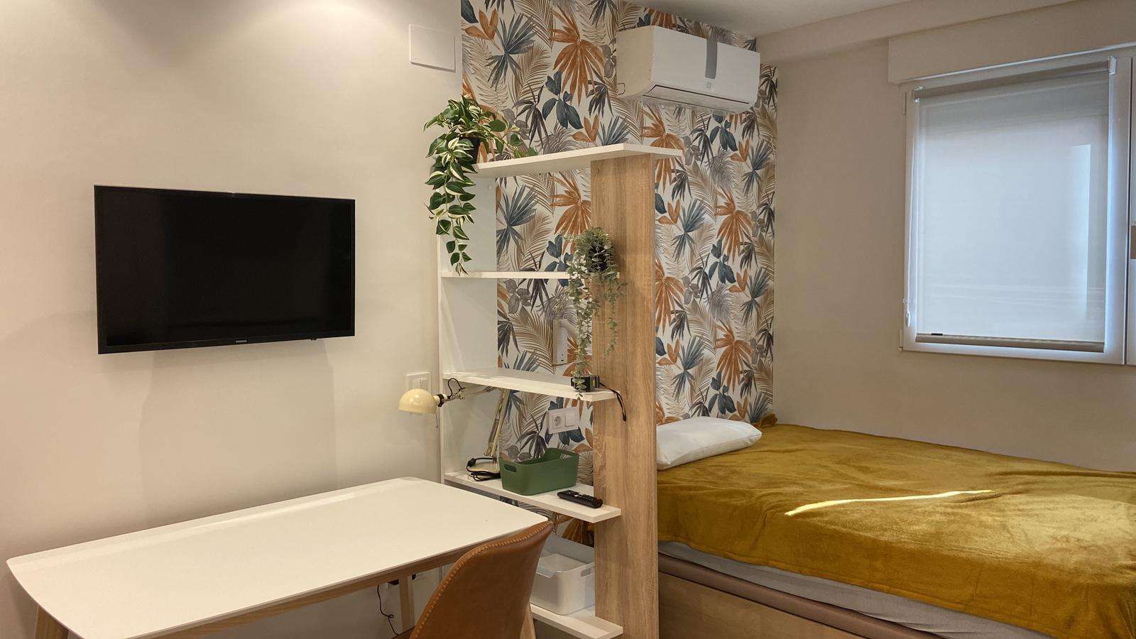 Bedroom of Study to share in  Madrid Capital  with Air Conditioner, Heating and Terrace