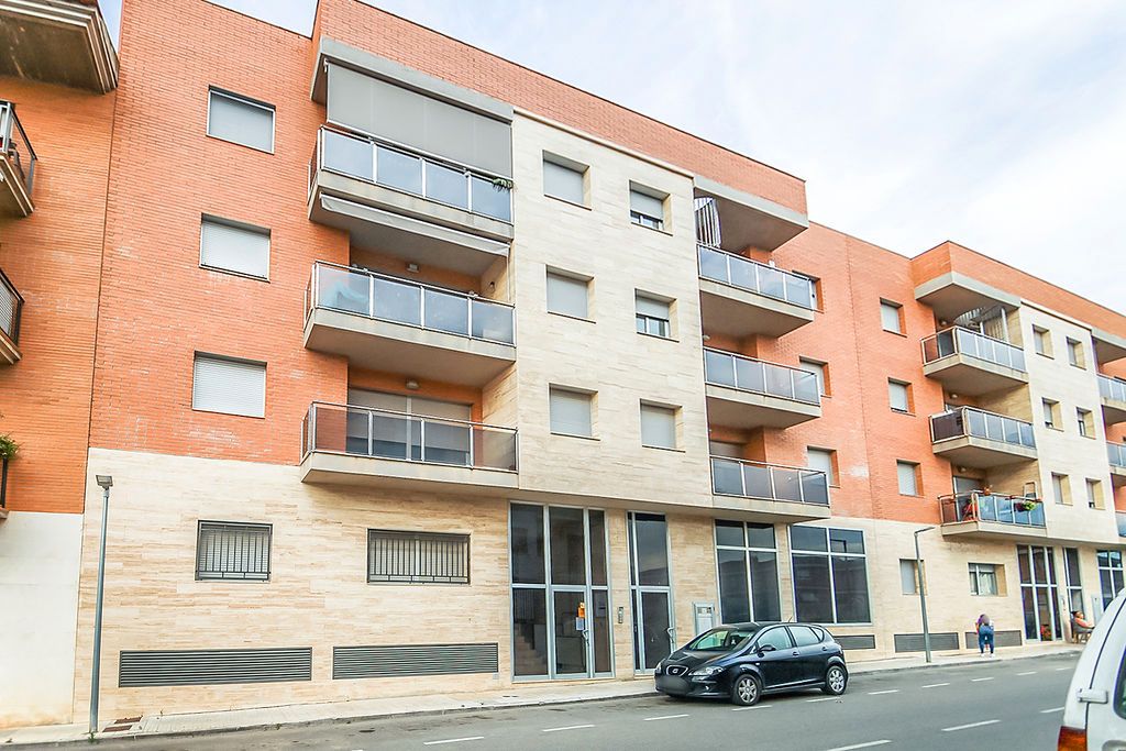 Vista exterior de Pis en venda en Móra d'Ebre amb Piscina