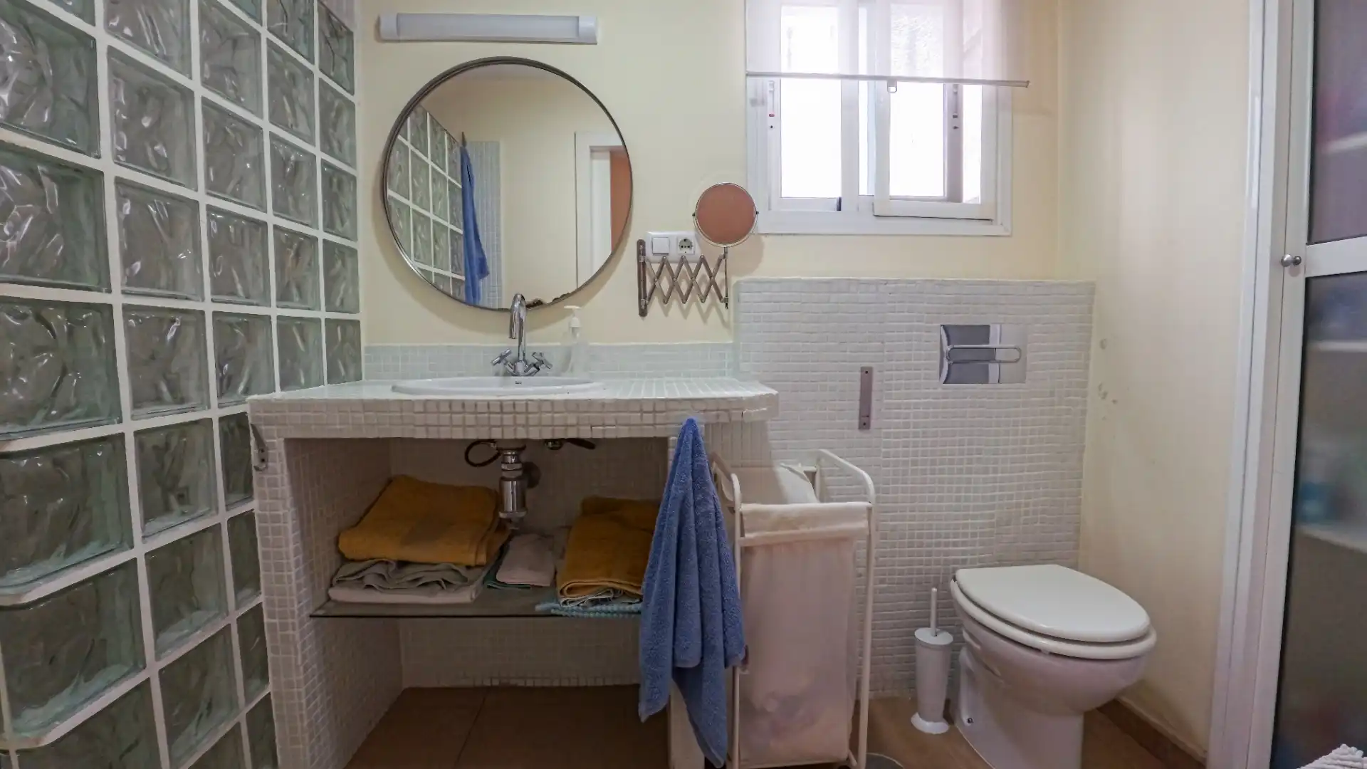Bathroom of Flat for sale in Sevilla  with Air Conditioner and Balcony