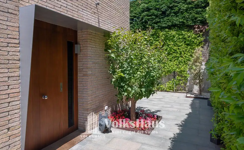 Außenansicht von Haus oder Chalet zum Verkauf in Sant Cugat del Vallès mit Klimaanlage, Heizung und Privatgarten