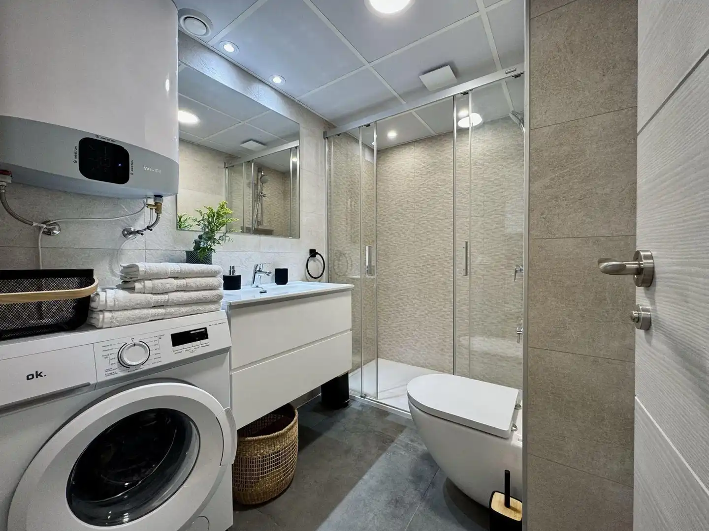 Bathroom of Apartments for rent in Benidorm  with Air Conditioner, Furnished and Community pool