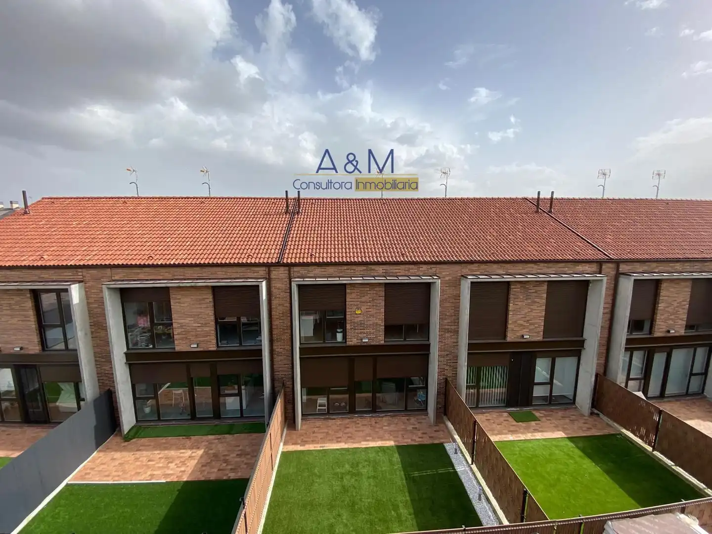 Vista exterior de Casa adosada en venta en Laguna de Duero con Calefacción, Jardín privado y Terraza