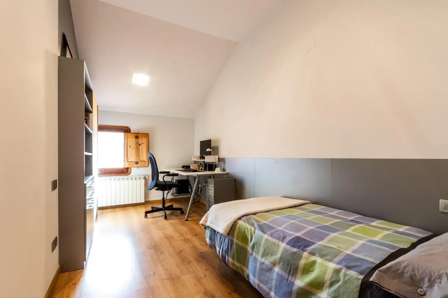 Habitación de Casa adosada en venta en Terrassa con Calefacción, Parquet y Terraza