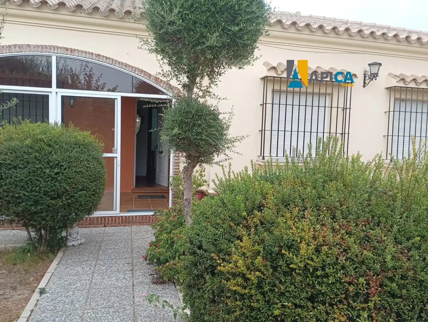 Vista exterior de Casa o xalet en venda en Chiclana de la Frontera amb Terrassa i Moblat