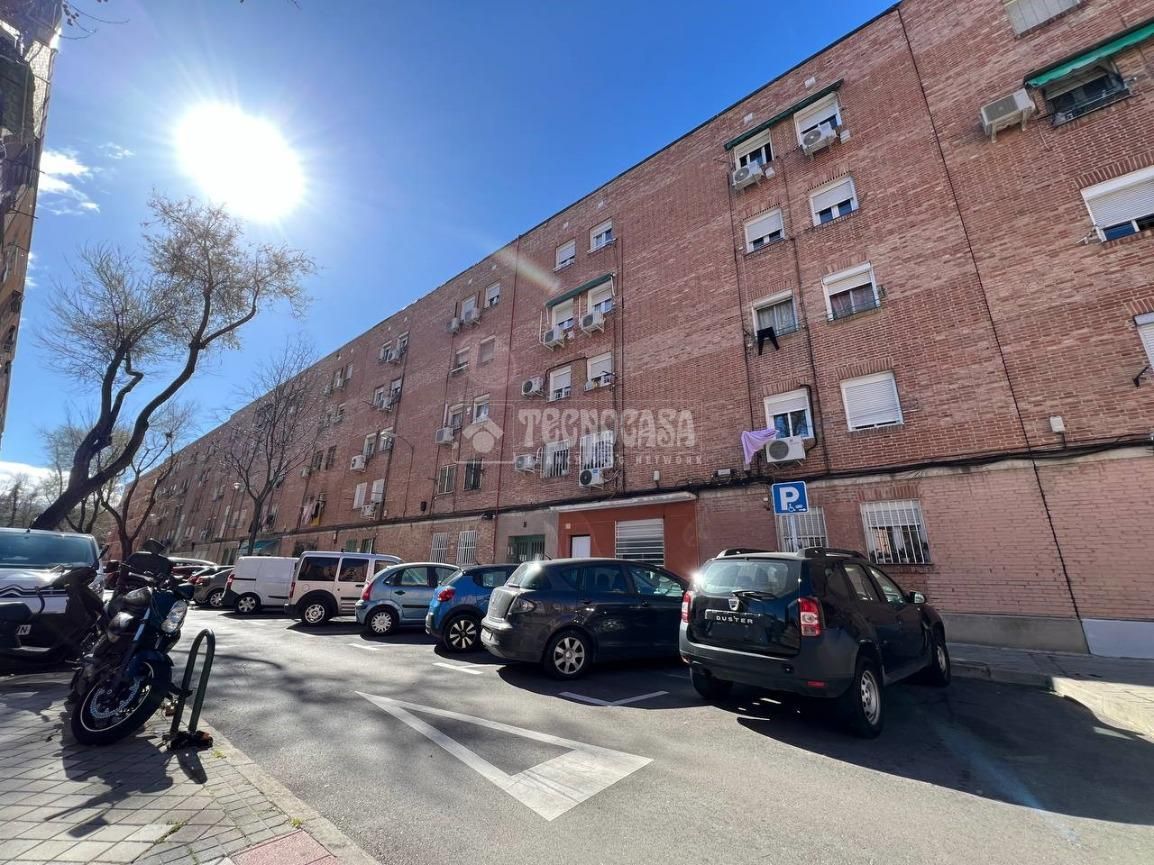 Exterior view of Flat for sale in  Madrid Capital  with Heating and Furnished