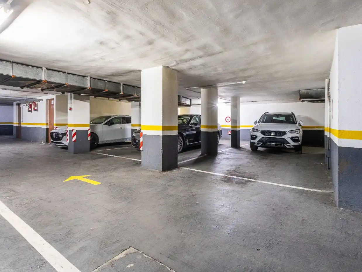 Parking de Piso en venta en  Madrid Capital con Terraza y Balcón