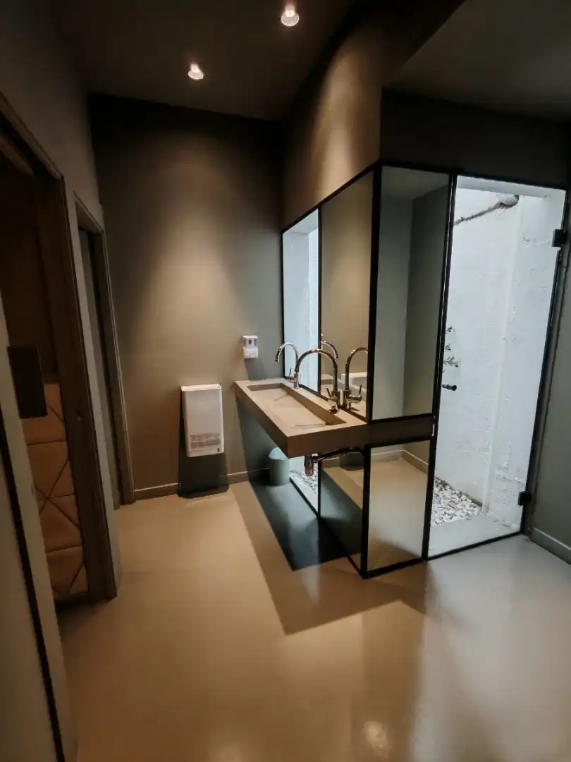 Baño de Local en traspaso en Sabadell con Aire acondicionado, Amueblado y Alarma