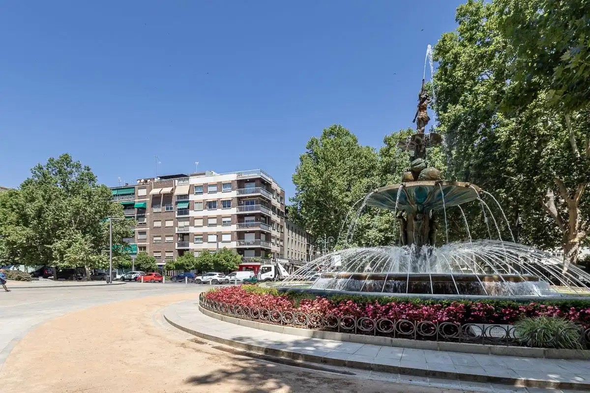 Vista exterior de Pis en venda en Granada amb Calefacció i Balcó